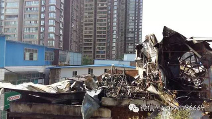 【突发】“起火哦!”今日凌晨零时50分许,贵阳南厂路居民楼顶活动板房发生火灾