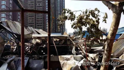 【突发】“起火哦!”今日凌晨零时50分许,贵阳南厂路居民楼顶活动板房发生火灾
